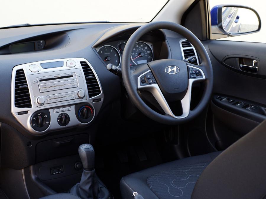  Hyundai i20 5-Door Blue Drive 2010 года  (UK) (фото 10 из 11)